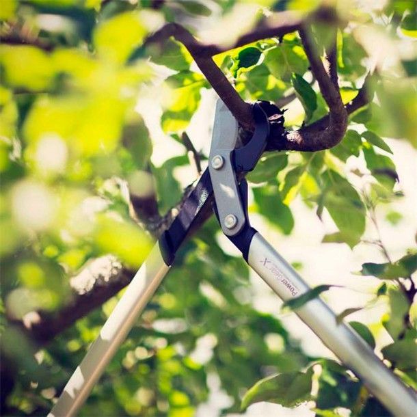 Tesoura para Poda de 2 Mãos PowerGearX M LX94 Fiskars Tesoura para Poda de 2 Mãos PowerGearX M LX94 Fiskars