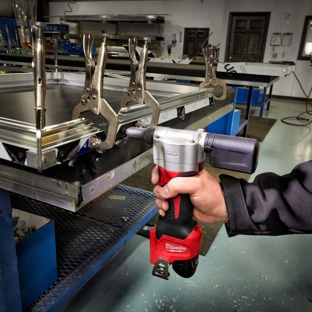 Rebitadora Compacta a Bateria 12V M12BPRT-201X Milwaukee Rebitadora Compacta a Bateria 12V M12BPRT-201X Milwaukee