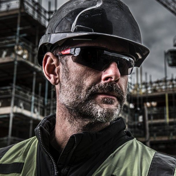 �culos de Prote��o Escuros Milwaukee