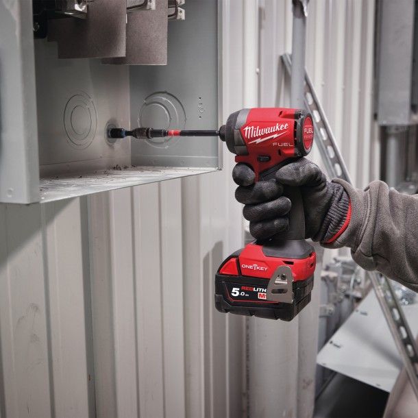 Aparafusadora de Impacto a Bateria 18V M18ONEID-502X Milwaukee Aparafusadora de Impacto a Bateria 18V M18ONEID-502X Milwaukee